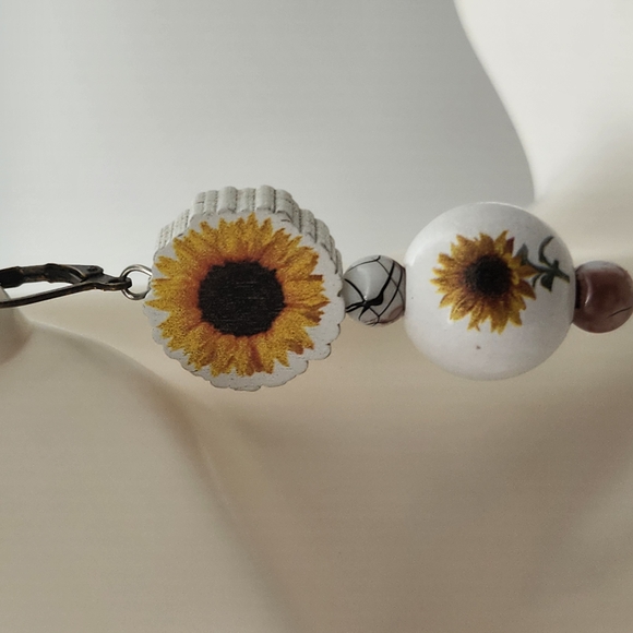 Elegant Gold Hoop Earrings with Timeless Design - Picture 2 of 4